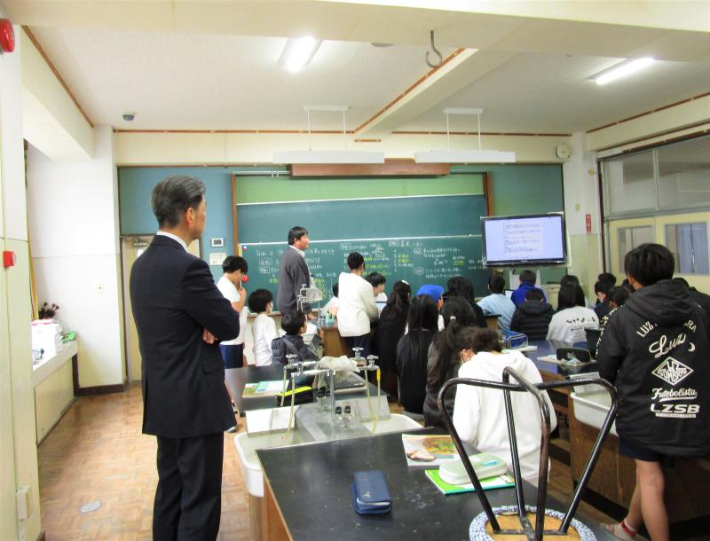 ICTを活用した6年生の理科の授業を見学