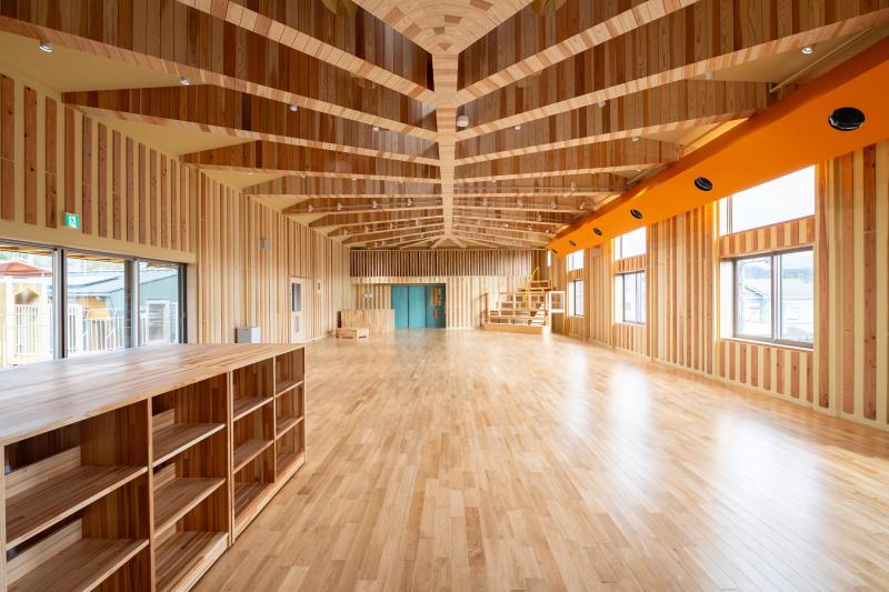 地場産木材の香りが溢れる、たちばなこども園の内部