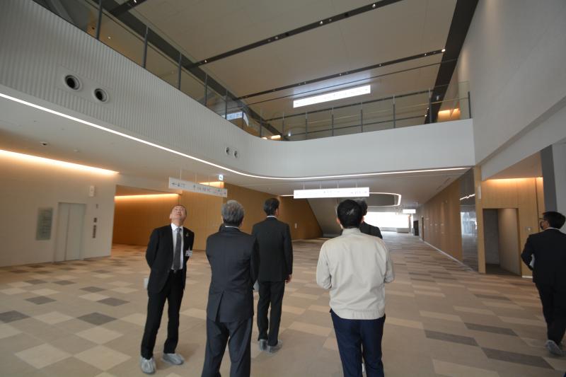 新病院の１階、広々としたガレリア（共用通路）