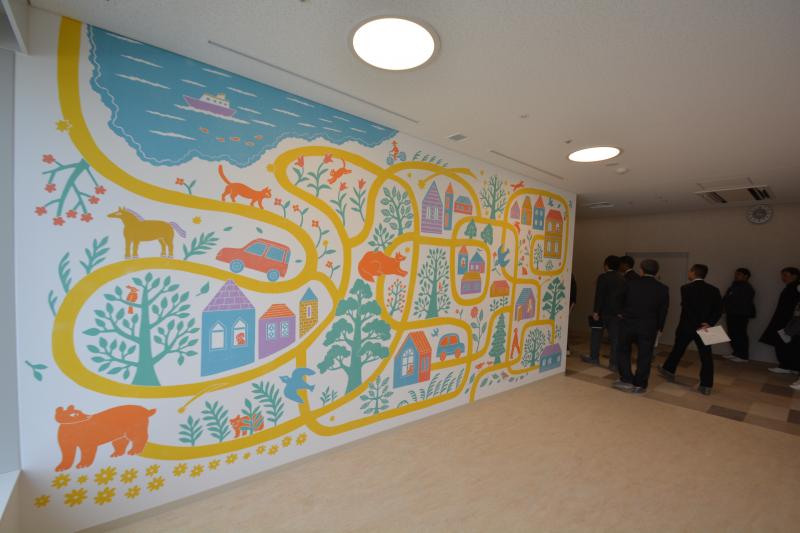 病院内4カ所に設置された壁面アート