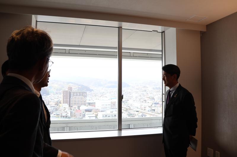 大きな窓からの眺望が素晴らしい、快適な病室