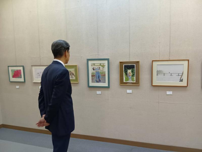 職員互助会絵画班による「翔展」を鑑賞