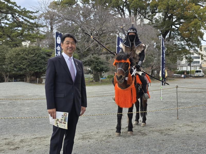 「小田原城馬上弓くらべ大会」にて、風魔忍者姿の騎手と