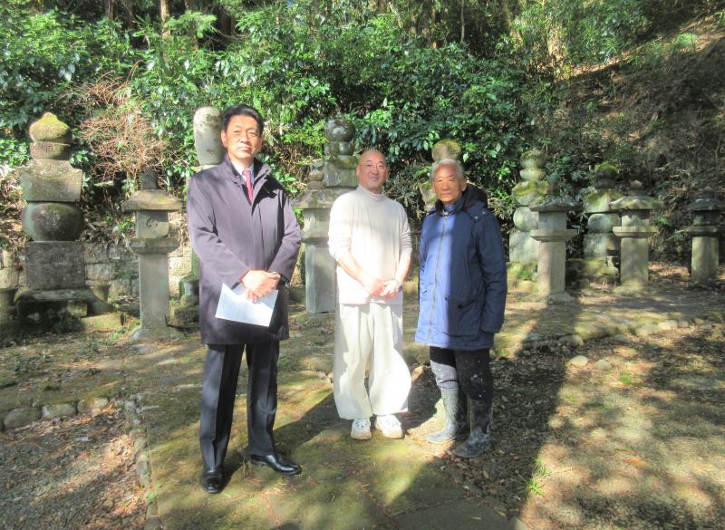 稲葉一族の墓所にて、武内徳昭住職、杉山三郎議員と