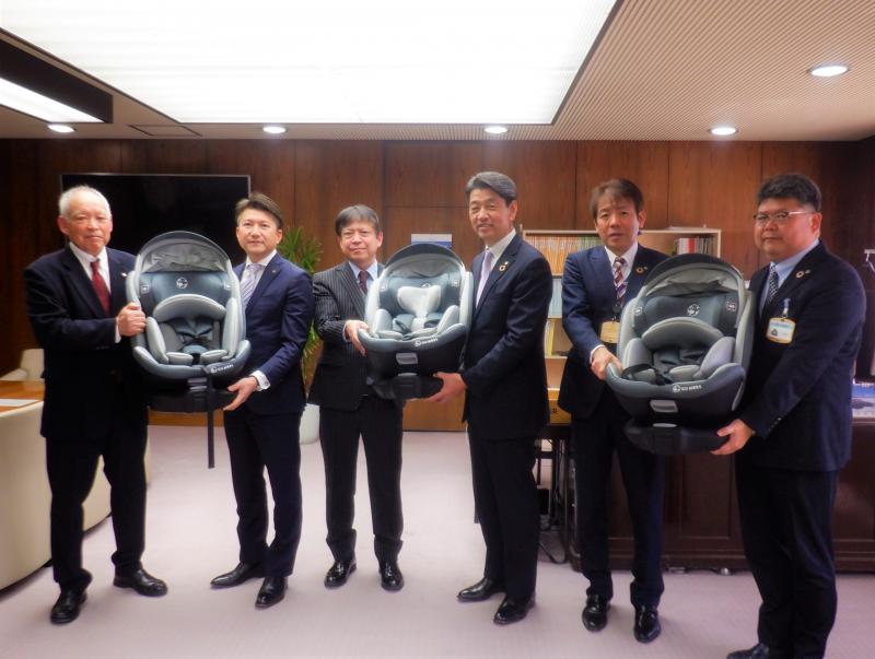 損害保険代理業協会の皆さんからチャイルドシートのご寄付