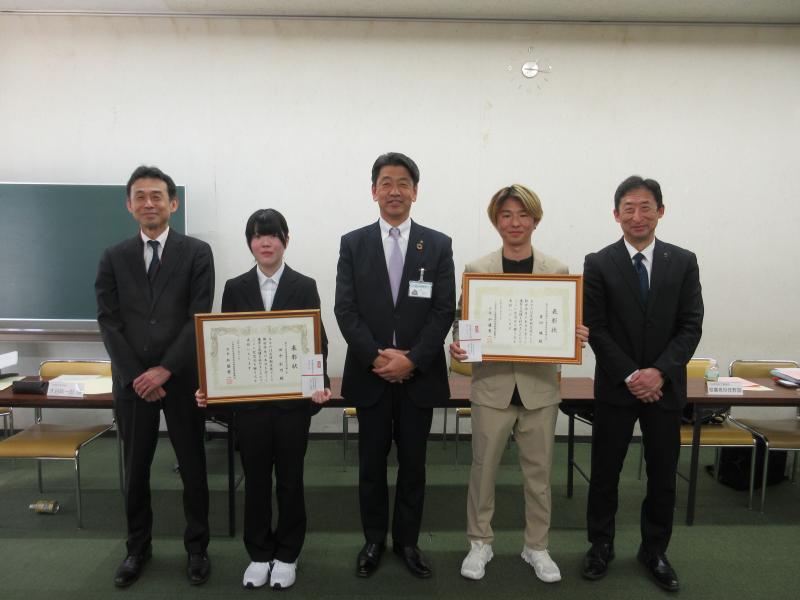 就学精進生徒表彰を受けられた田中さん・重田さんらと