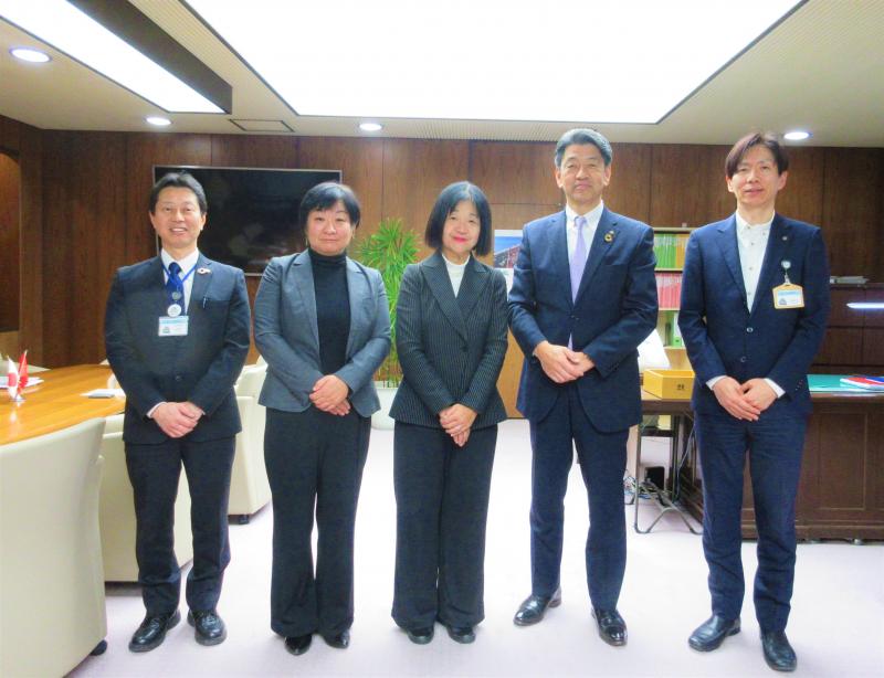 在モルディブ日本国大使館の石神特命全権大使・大山一等書記官と