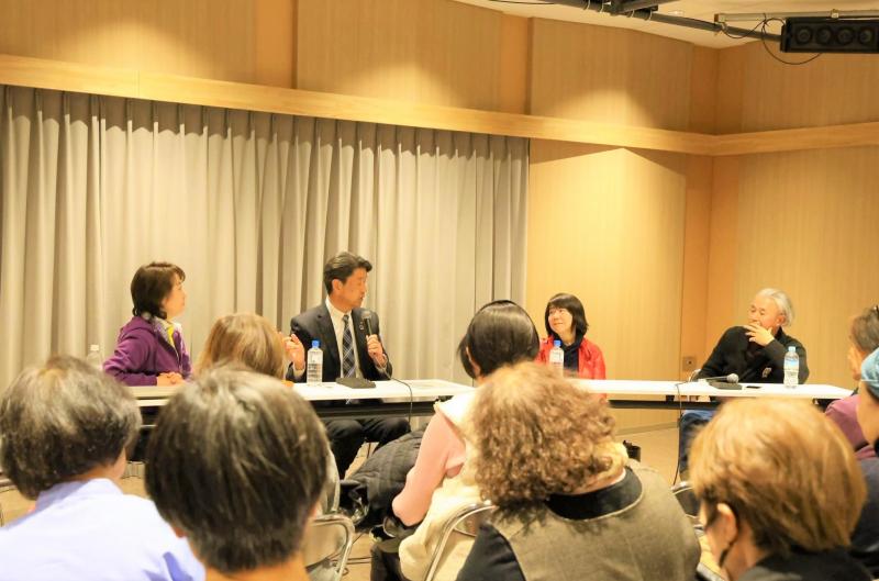 トークセッション「アートは社会を結ぶ」にて