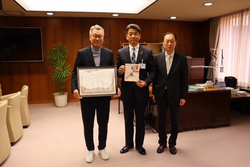 ヤオマサ田嶋社長よりご寄付を受領、感謝状を贈呈