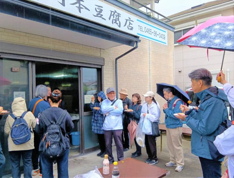 市民まち歩きツアーでは、地元銘店での食べ歩きも