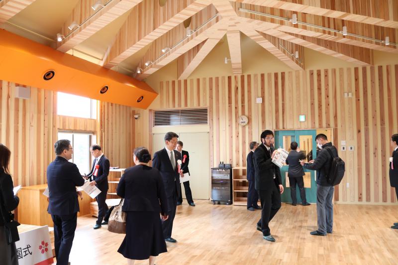 木の香り漂う園舎を、大勢の皆さんと笑顔で内覧