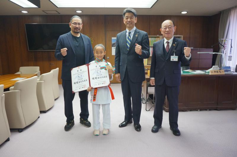 空手道の全国大会で優勝を果たした古屋愛杏さんと