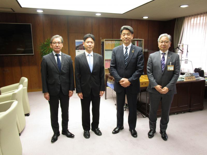 国立印刷局工場長を退任された大場さん、総務部長の山中さんらと