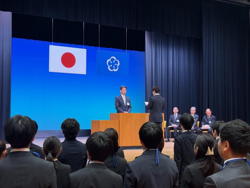 新採用職員の辞令交付式にて、職員より服務宣誓