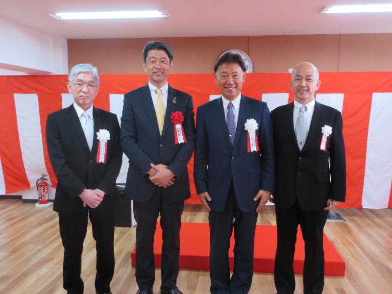 国際医療福祉大学の鈴木康裕学長をはじめとする皆さんと