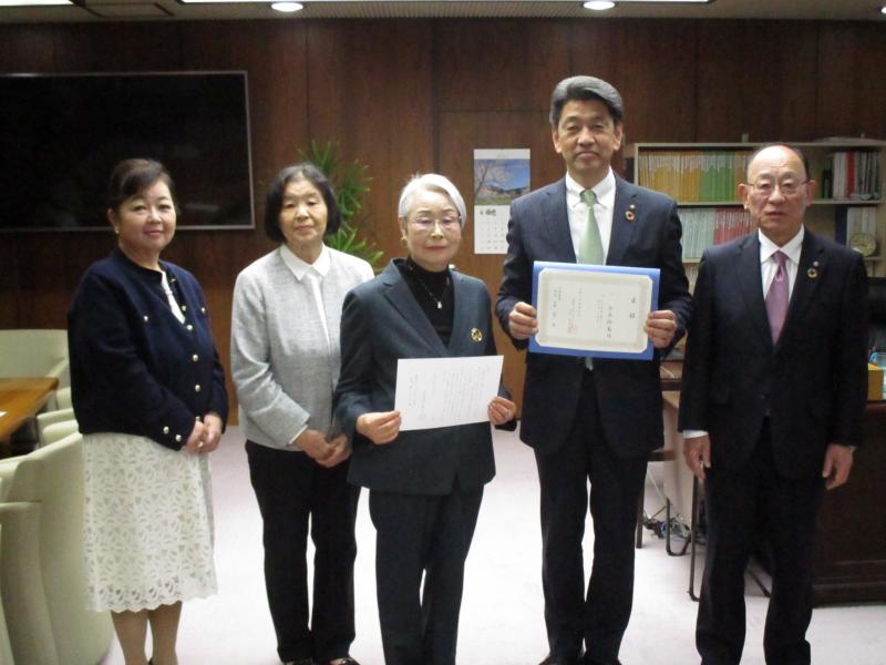 国際ソロプチミスト小田原の皆さんから、奨学基金へのご寄付