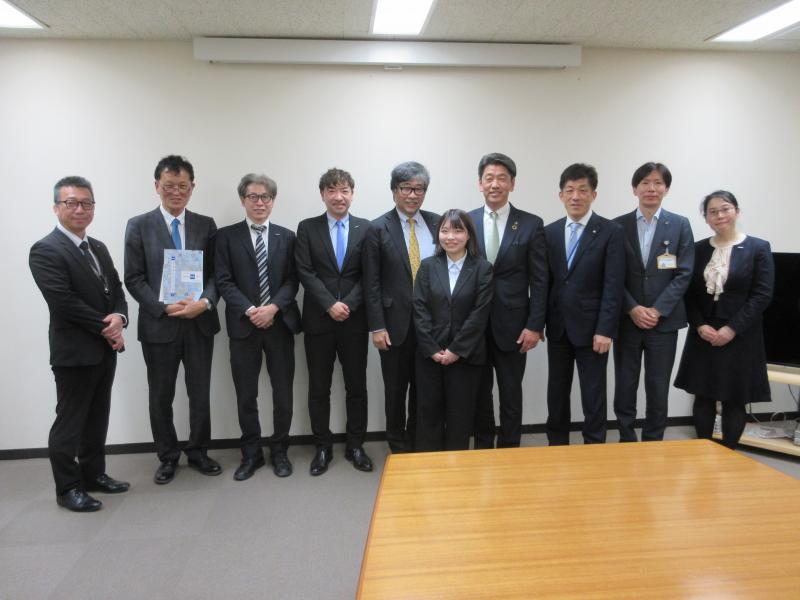 (株)カクイチの田中離有社長ほか皆さんと