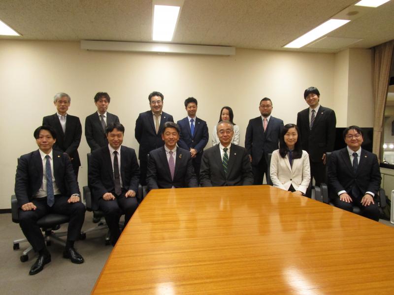 神奈川県弁護士会の三浦修・新会長ほか皆さんと