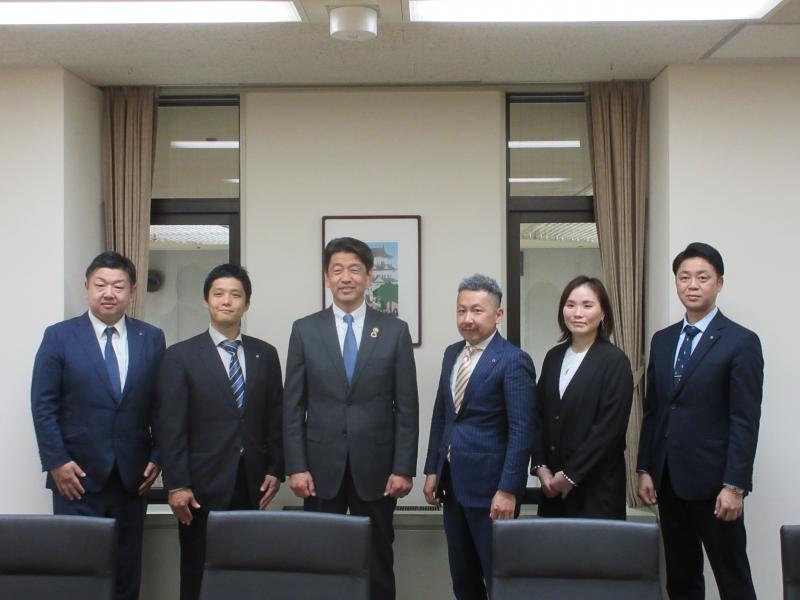 小田原箱根商工会議所青年部の今年度役員の皆さんと