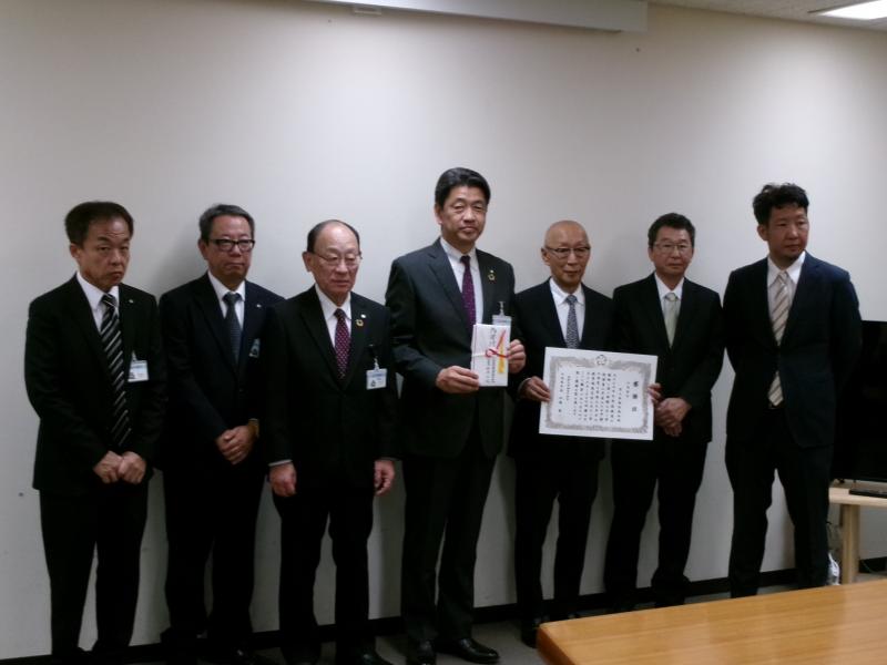 ご寄付を頂いた小田原市管工事協同組合の皆さんと