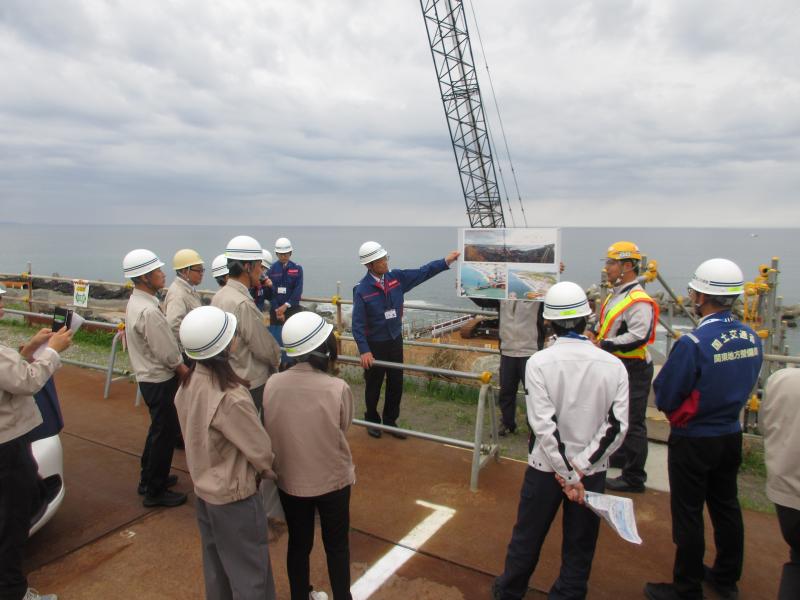 西湘海岸保全施設整備事業の現場にて、工法の説明
