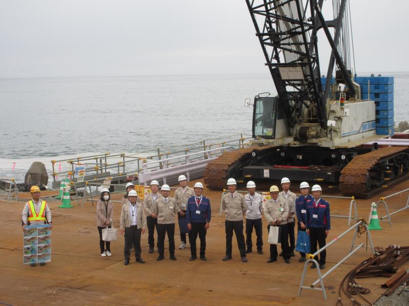 大型クレーンを設置し突堤構造物が築かれつつある現場