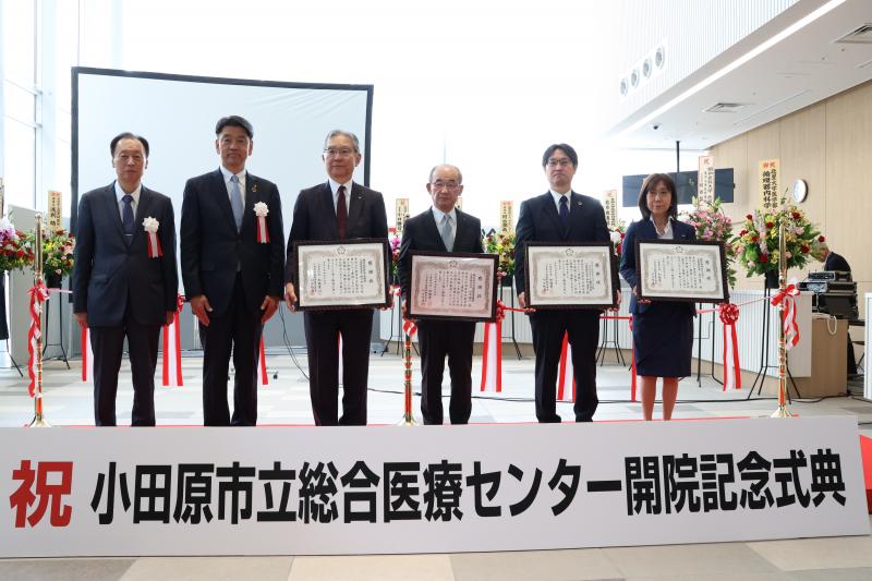 新病院の建設にご功労のあった皆さんに感謝状を贈呈