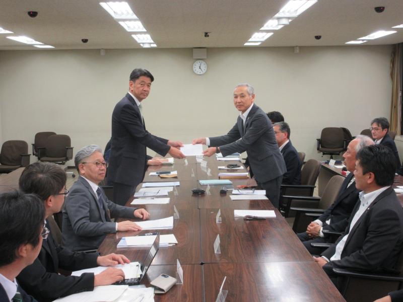 市農政協議会にて、JAかながわ西湘天野組合長より要望書受領