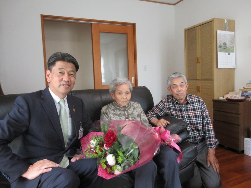 百歳を迎えられた加藤キヨ子さんを囲んで