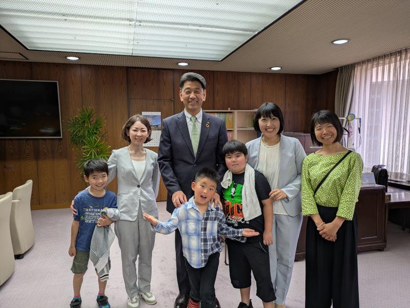 「イロトリドリ」を運営する本間彩さんやスタッフ、子どもたちと