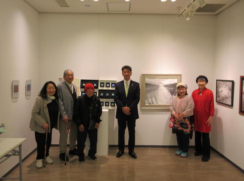 藤川さんのチタンアートと、野地さんの水墨画の作品展にて