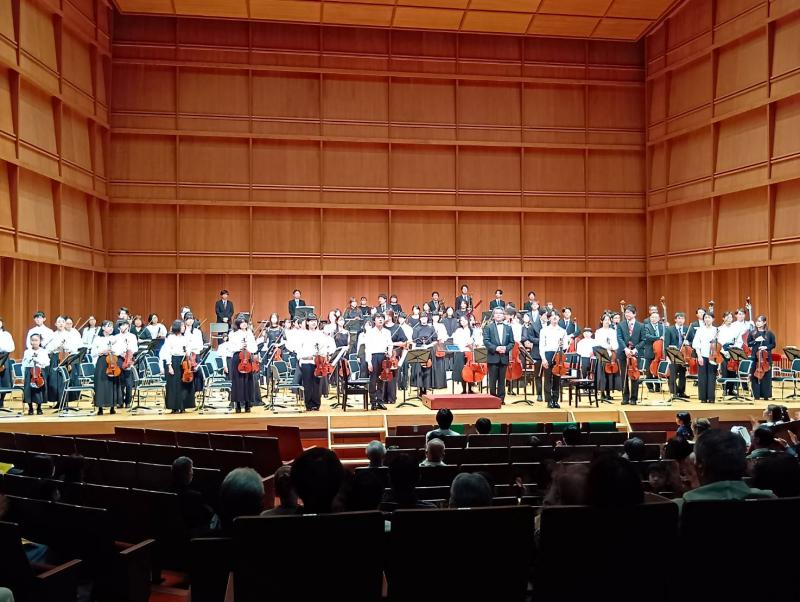 「新世界より」が終演、大きな拍手に包まれたカーテンコール