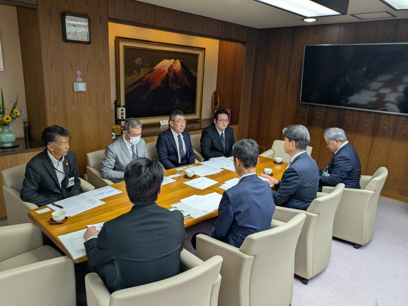 神奈川土建西相支部の皆さんと、建設業界の状況について共有