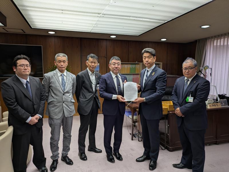 副執行委員長の宮澤さんから提案書を受理