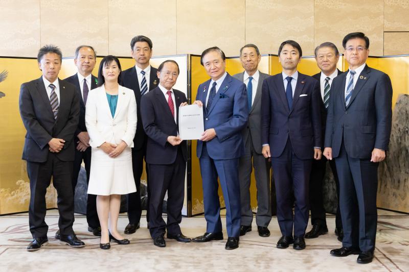 黒岩知事に要望書を提出（神奈川県提供）