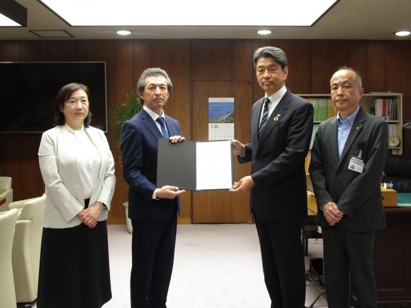 小田原薬剤師会の渡邊会長に「熱中症予防普及団体」指定を通知