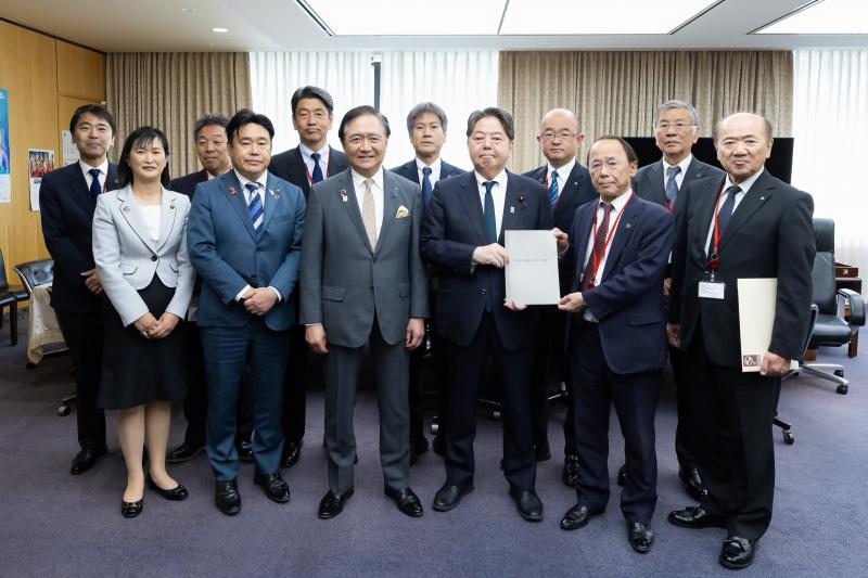 特別市に関する要望書を林・総務大臣に提出（神奈川県提供）