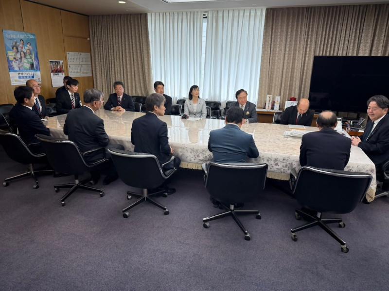 林・総務大臣を囲んでの意見交換（神奈川県提供）