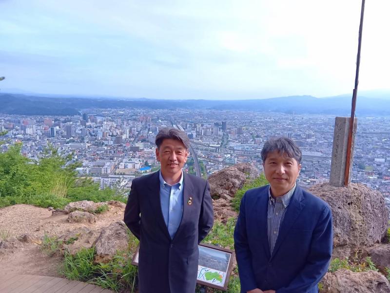 福島市内を見下ろす信夫（しのぶ）山にて