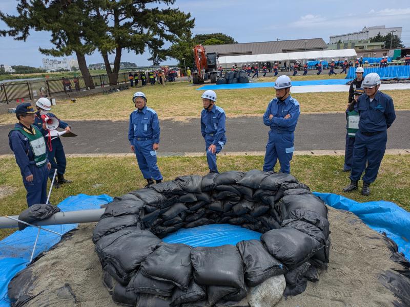 水防訓練で実施された土嚢積みの出来映えなどを確認