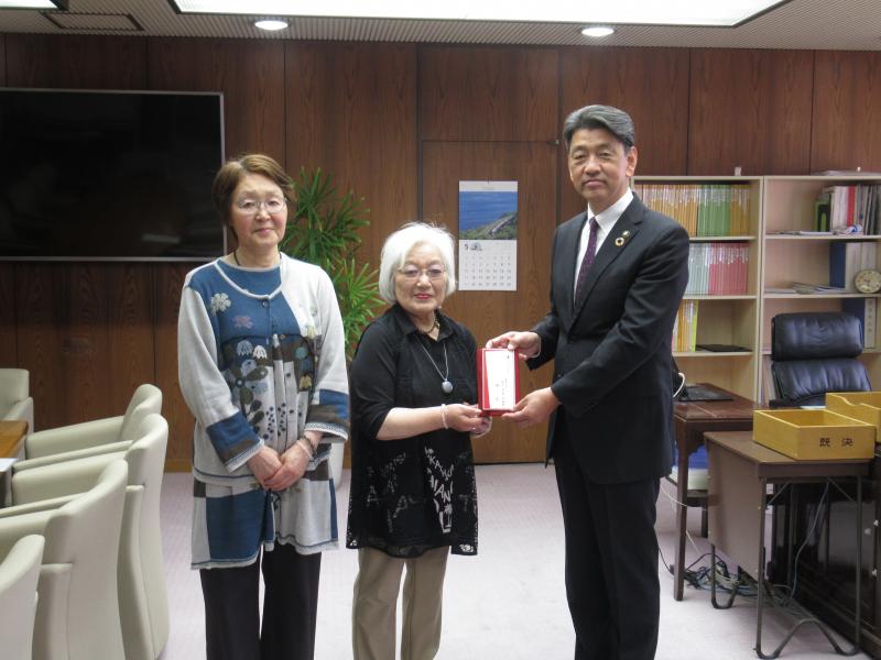 曹洞宗神奈川宗務所婦人会の皆さんから、震災遺児への支援金