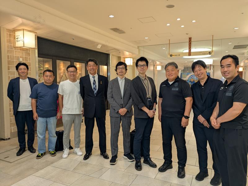 2018年、一緒に訪独した皆さんと、西村さんを囲んで