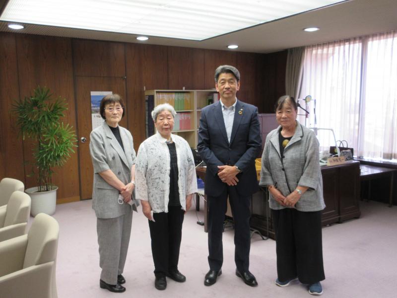 小田原市母子寡婦福祉会の役員の皆さんと