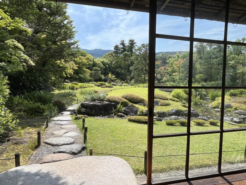 京都岡崎・無鄰菴の庭を眺める