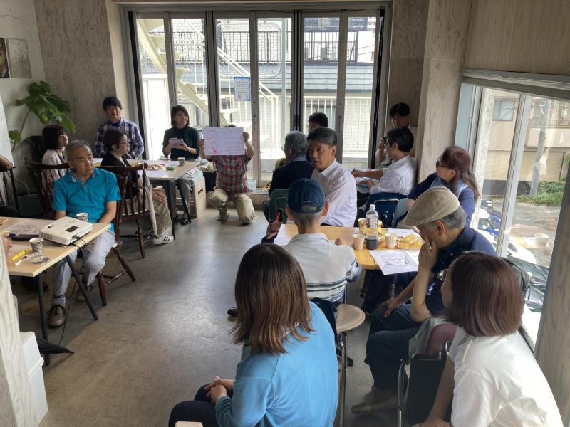 「まちえんカフェ」にて、参加された皆さんと懇談