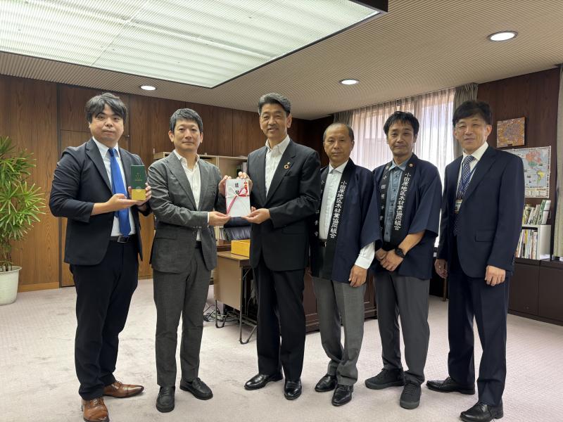 AWABIYAホールディングスの市川社長らと、寄付受領式にて