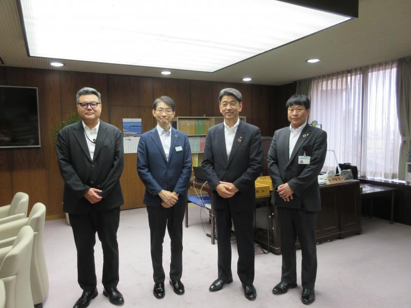 国府津駅長の倉内さん、次期駅長の千葉さんと