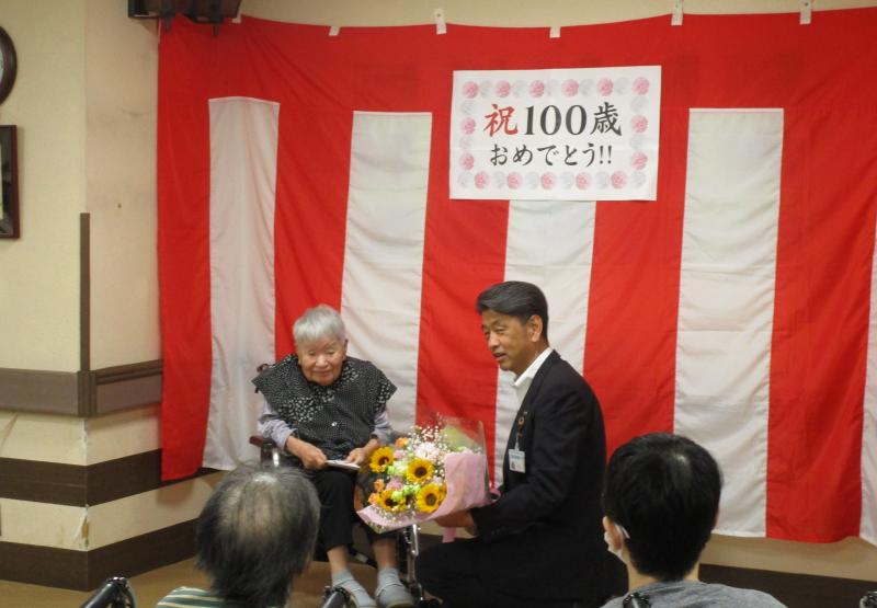 百歳長寿のお祝：小瀬村キヌさん