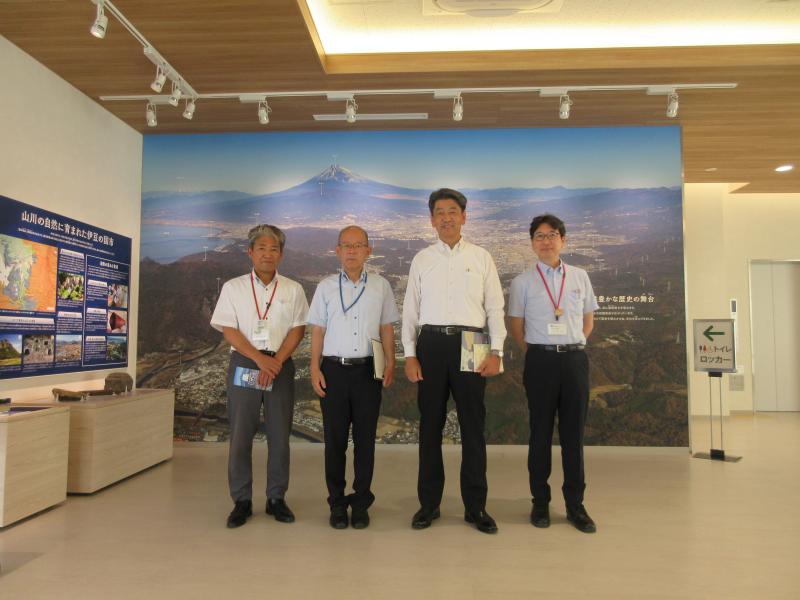 「いずしる」をご案内頂いた館長さんや市職員の皆さんと