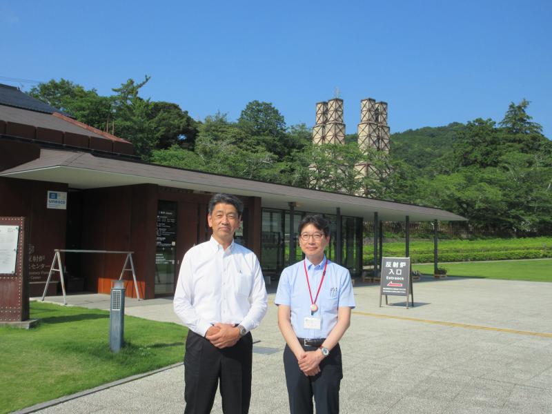 世界遺産 韮山反射炉の展示施設と反射炉を背に